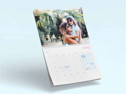 Grand calendrier photo : A4 lorsqu'il est fermé, A3 lorsqu'il est ouvert !