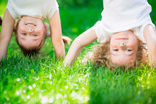 enfants-herbe